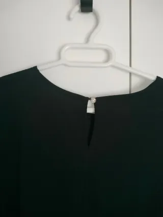 Vestido fiesta negro con pedrería y perlas.