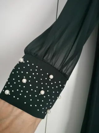 Vestido fiesta negro con pedrería y perlas.