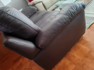 Se vende dos Sofá de piel color gris  y chocolate