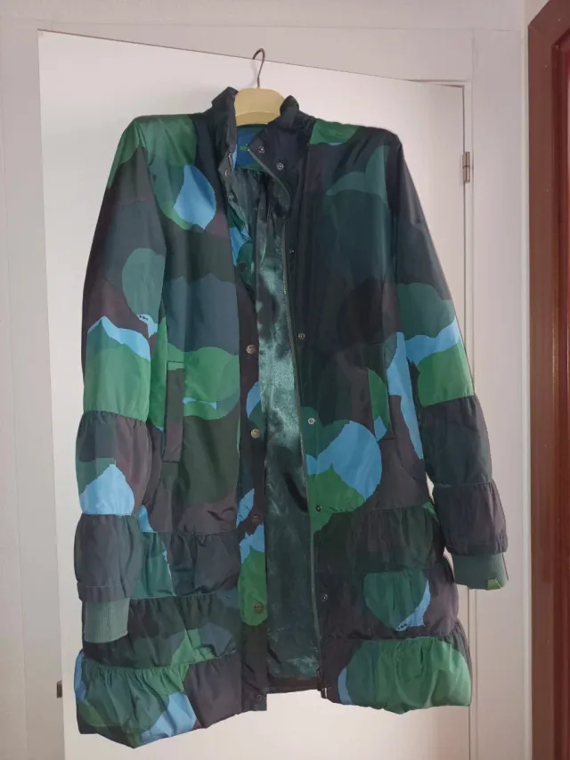 Abrigo acolchado estampado