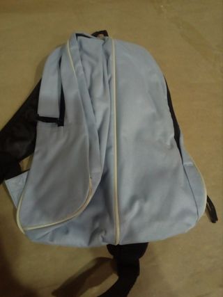 Mochila azul con bolsillo frontal