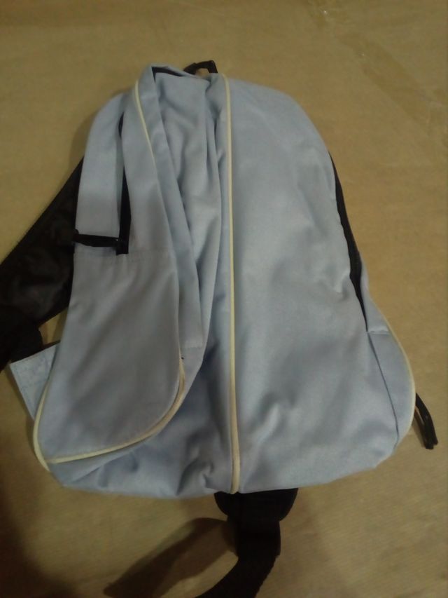 Mochila azul con bolsillo frontal