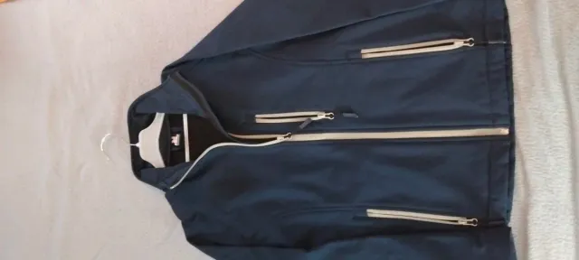 Sudadera azul y blanca con cremallera