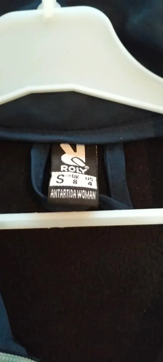 Sudadera azul y blanca con cremallera