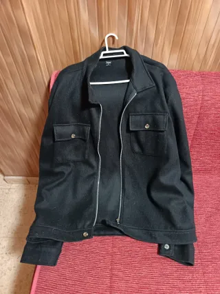 Cazadora negra con cremallera