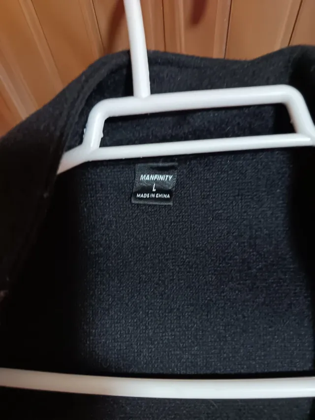 Cazadora negra con cremallera