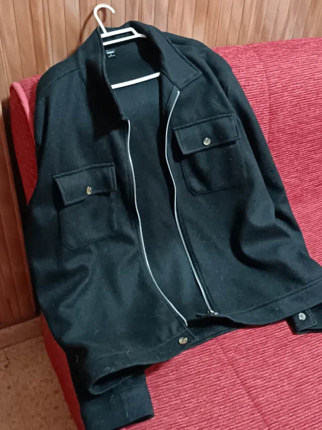 Cazadora negra con cremallera