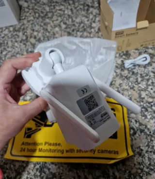 Cámara de vigilancia blanca, sin usar.