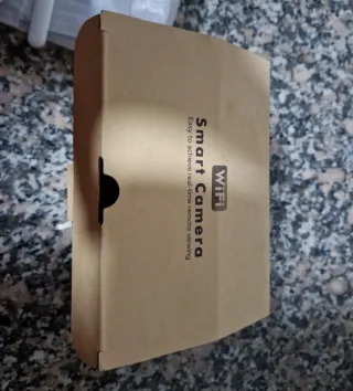 Cámara de vigilancia blanca, sin usar.