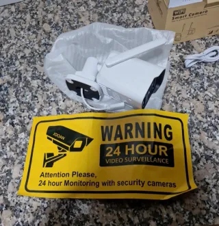 Cámara de vigilancia blanca, sin usar.