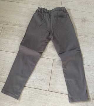 Pantalón gris con cremallera y cintura ajustable