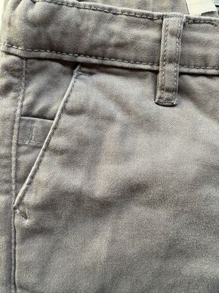 Pantalón gris con cremallera y cintura ajustable
