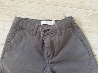 Pantalón gris con cremallera y cintura ajustable