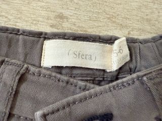 Pantalón gris con cremallera y cintura ajustable