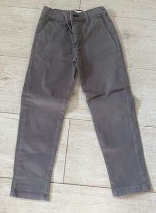Pantalón gris con cremallera y cintura ajustable