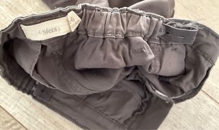 Pantalón gris con cremallera y cintura ajustable