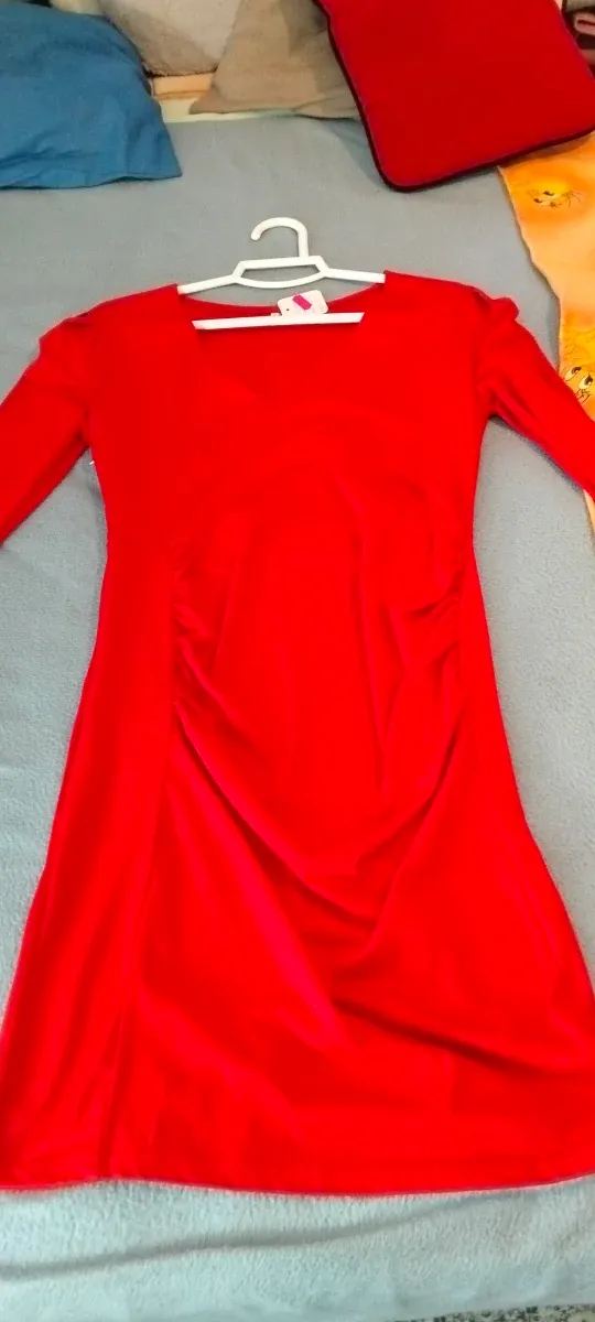 Vestido rojo con fruncido lateral