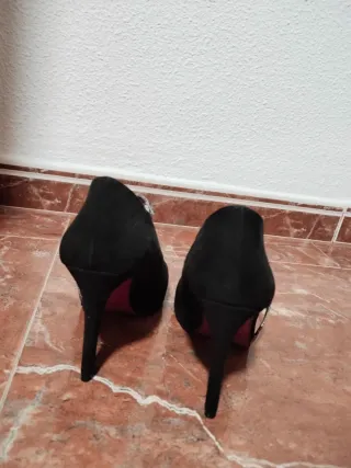 Tacones negros con tira multicolor