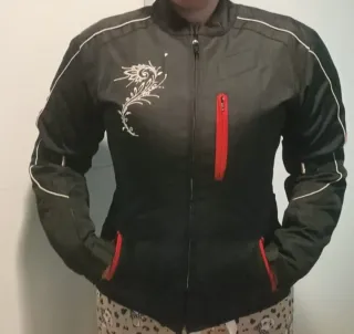 Chaqueta de moto negra con detalles rojos