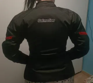 Chaqueta de moto negra con detalles rojos