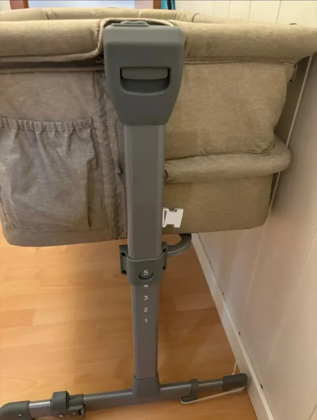 Cuna colecho Kinderkraft con móvil