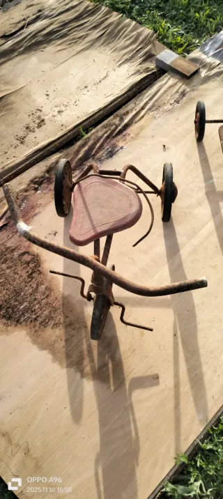 Triciclo antiguo y antiguo patin
