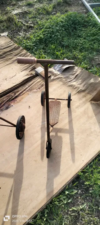 Triciclo antiguo y antiguo patin