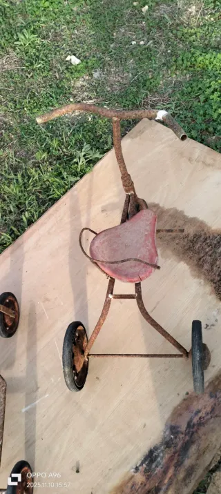 Triciclo antiguo y antiguo patin