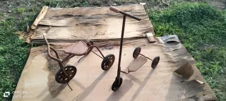 Triciclo antiguo y antiguo patin