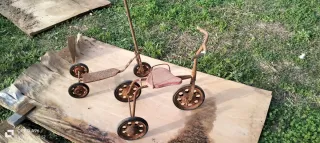 Triciclo antiguo y antiguo patin