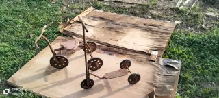 Triciclo antiguo y antiguo patin