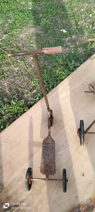 Triciclo antiguo y antiguo patin