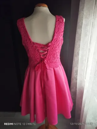 Vestido de fiesta rosa con encaje