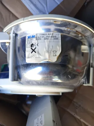 Foco reflector metálico