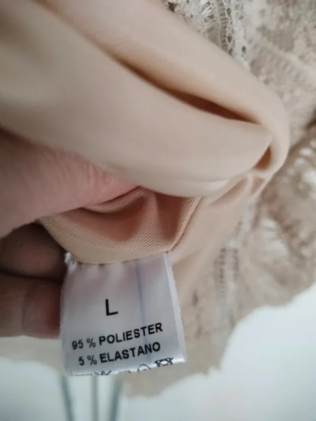 Vestido beige de encaje