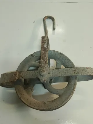 Carrucha antigua de metal