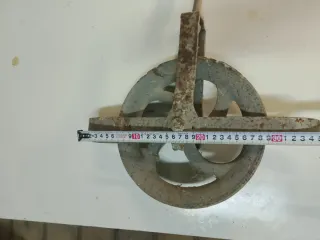 Carrucha antigua de metal