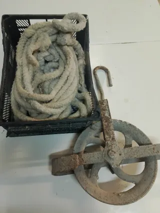 Carrucha antigua de metal