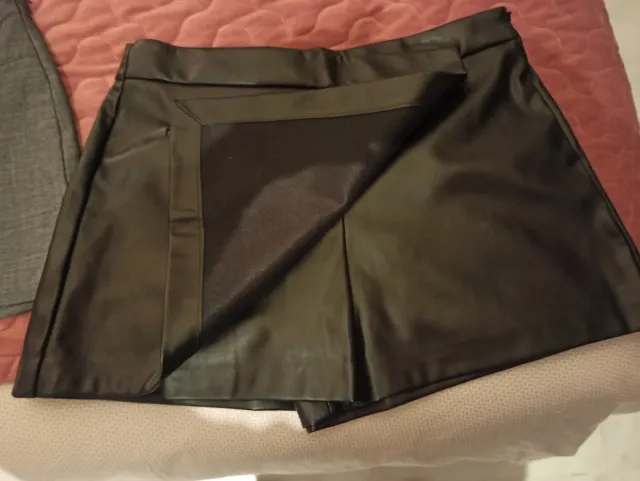 Falda pantalón gris y efecto piel