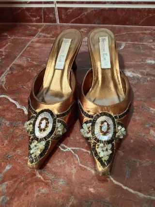 Zapatos de tacón dorados con pedrería