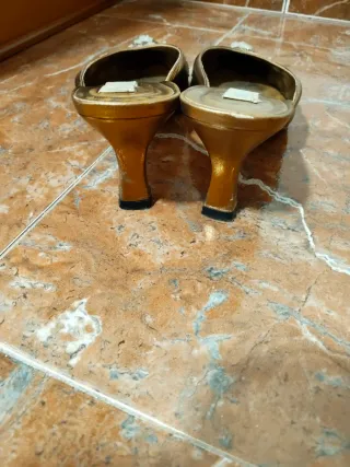 Zapatos de tacón dorados con pedrería