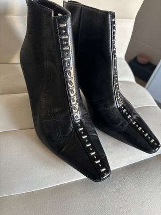 Botines negros con tachuelas