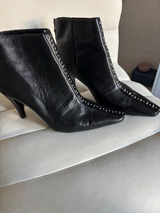 Botines negros con tachuelas