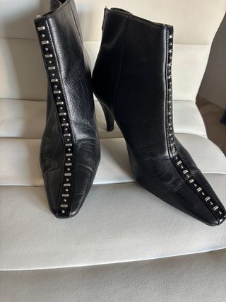 Botines negros con tachuelas