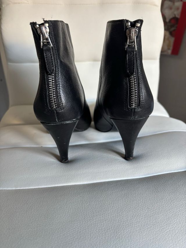 Botines negros con tachuelas