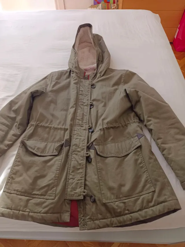 Abrigo verde con capucha forrada