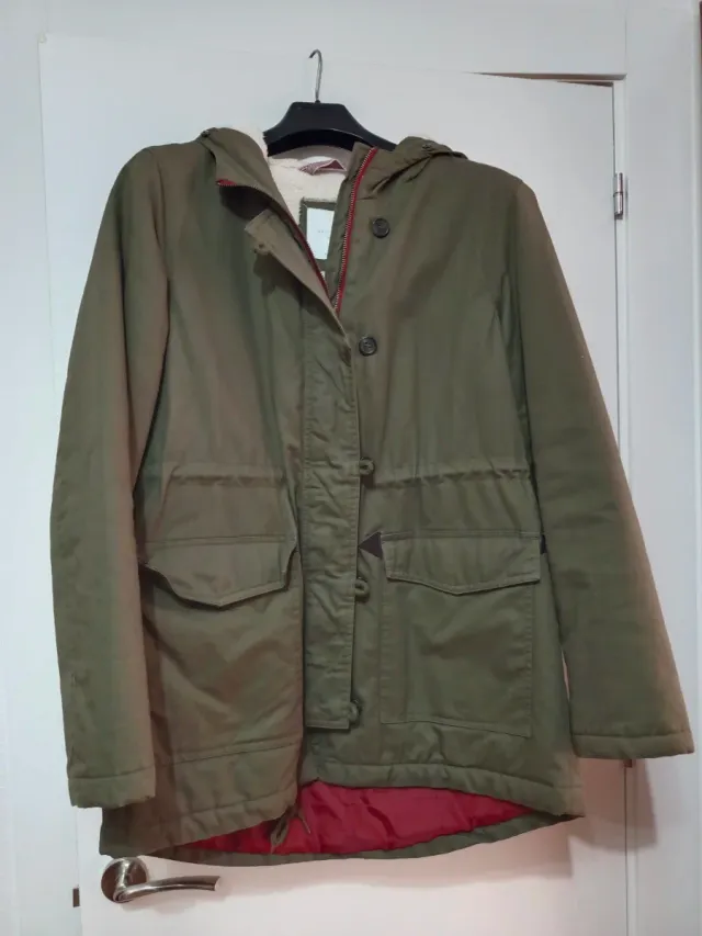 Abrigo verde con capucha forrada