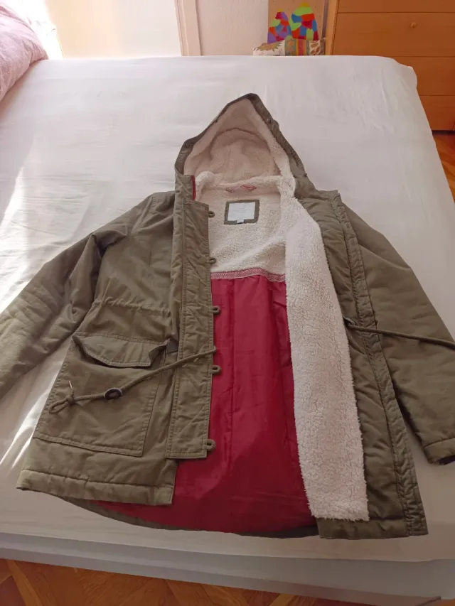 Abrigo verde con capucha forrada