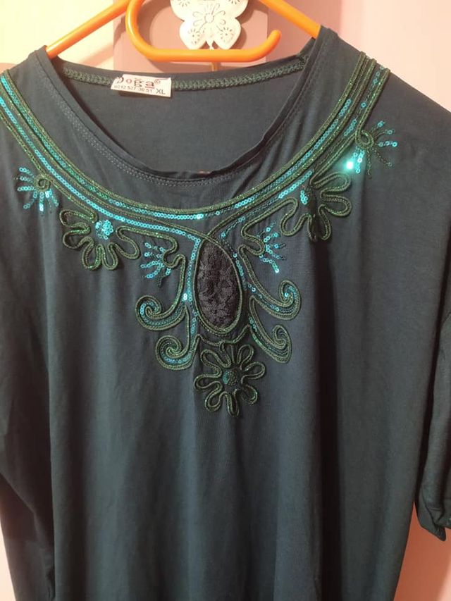 Blusa verde con pedrería