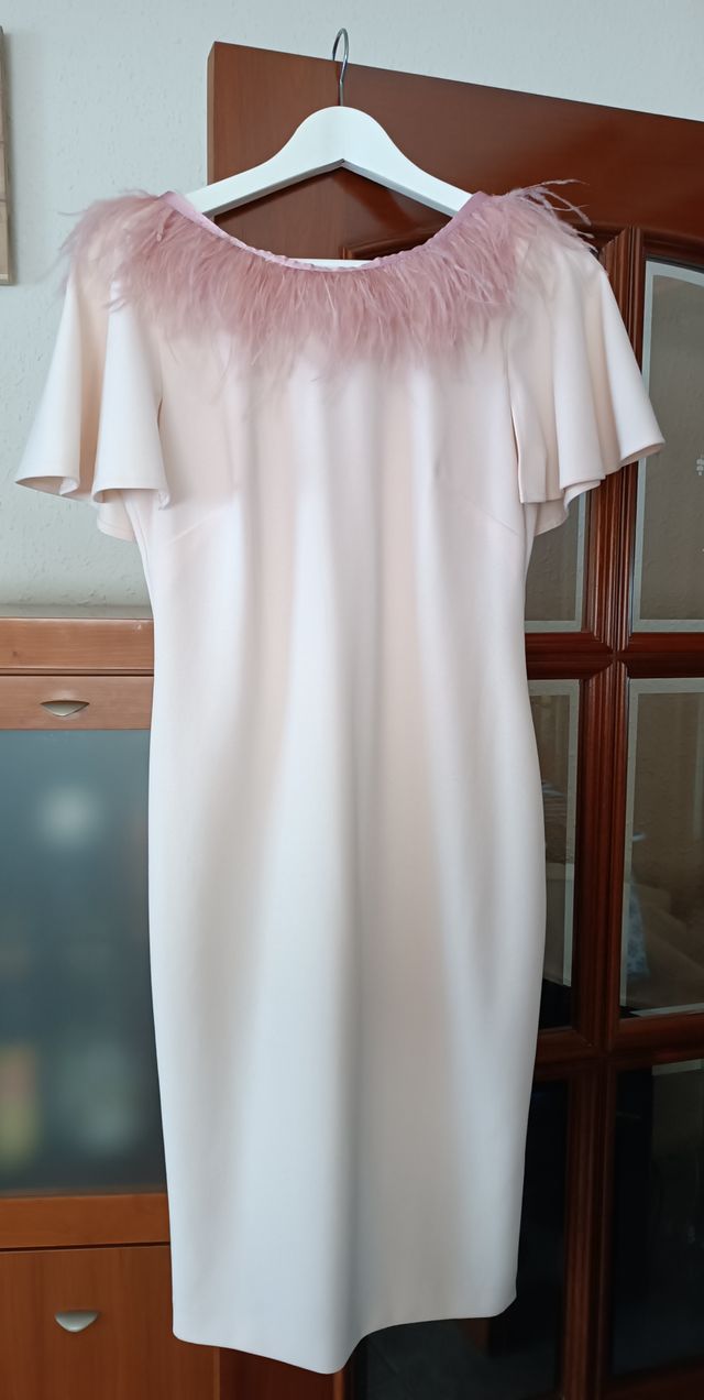 Vestido elegante con plumas